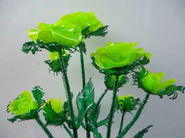 цветы из пластиковых бутылок. цветы из пластиковых мастер. лилии из пластиковых бутылок. цветы из вторичных материалов. поделки из пластика.