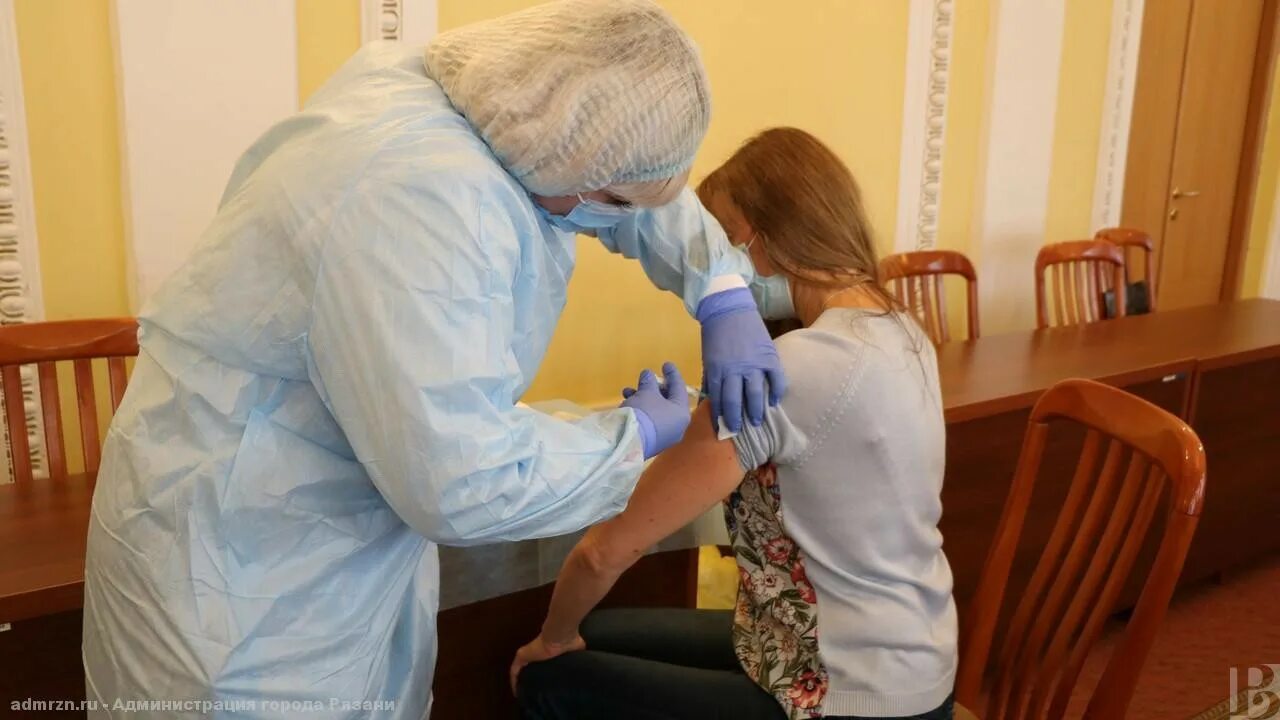 Вакцина рязань. Грипп в Рязани. На фото сотрудник Роспотребнадзора проводит вакцинацию.