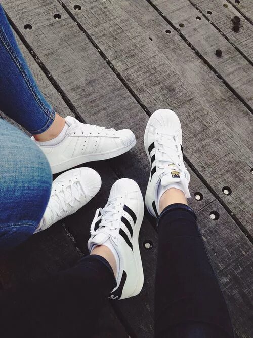 Adidas Superstar White outfit. Девушка в суперстарах. Девушки в adidas Superstar. Девушка в кедах адидас. Адидас кроссовки песня