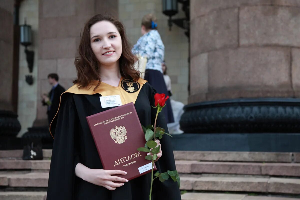 выпускница академии галина осень книга. мантия выпускника мгу. чествование медалистов. выпускница академии галина осень книга. выпускница академии осень читать.