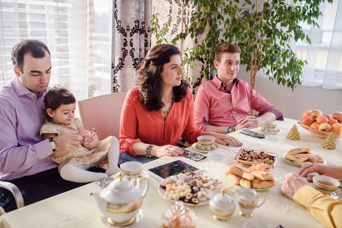 Семейное чаепитие. Семейная традиция чаепитие. Фотосессия семейное чаепитие. Семья вечером.
