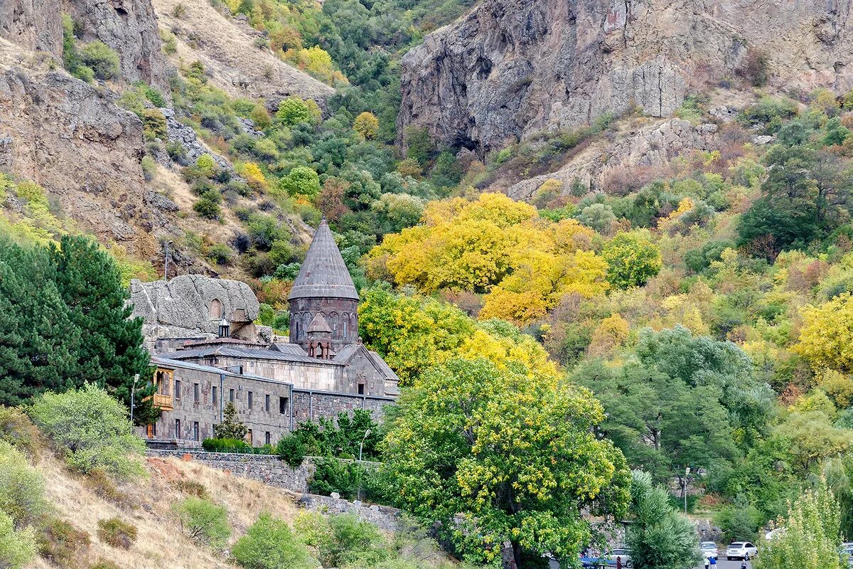 Монастыри еревана. Монастырь Гегард Армения. Пещерный монастырь Гегард. Гехард монастырь Армения. Скальный монастырь Гегард Армения.