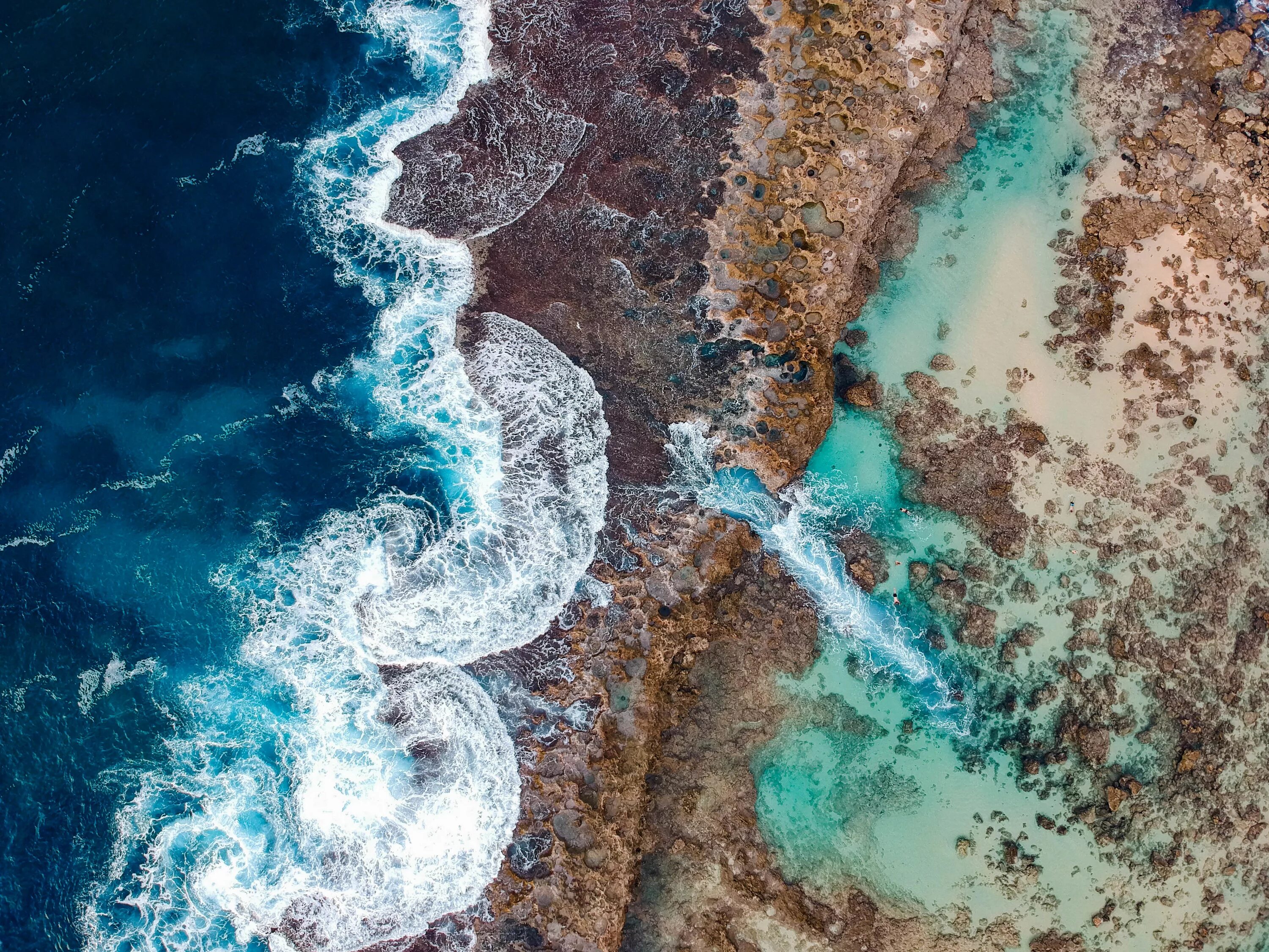 Обои айфон с островом. Море сверху. Море вид сверху. Океан вид сверху. Море сверх.