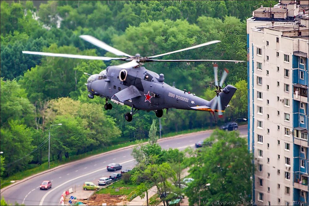 Почему сейчас летают вертолеты. Ми 24 над Москвой. Вертолет над Москвой. Военный над вертолётом. Низколетящие вертолеты.