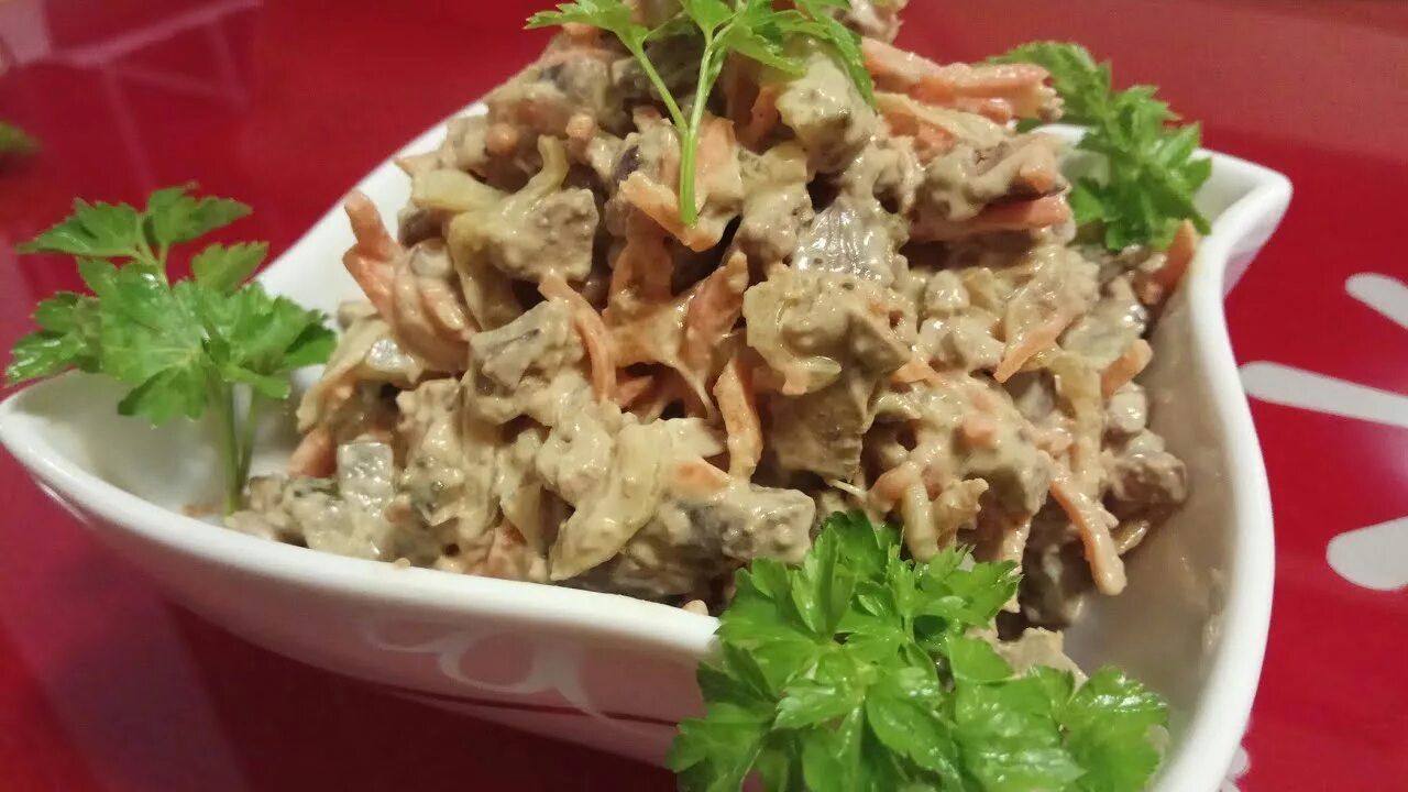 Салат с куриной печенью морковкой. Салат из куриной печени с соленым огурцом. Салат сытный из печени. Салат с печенкой и солеными огурцами. Салат с печенью и солеными огурцами.