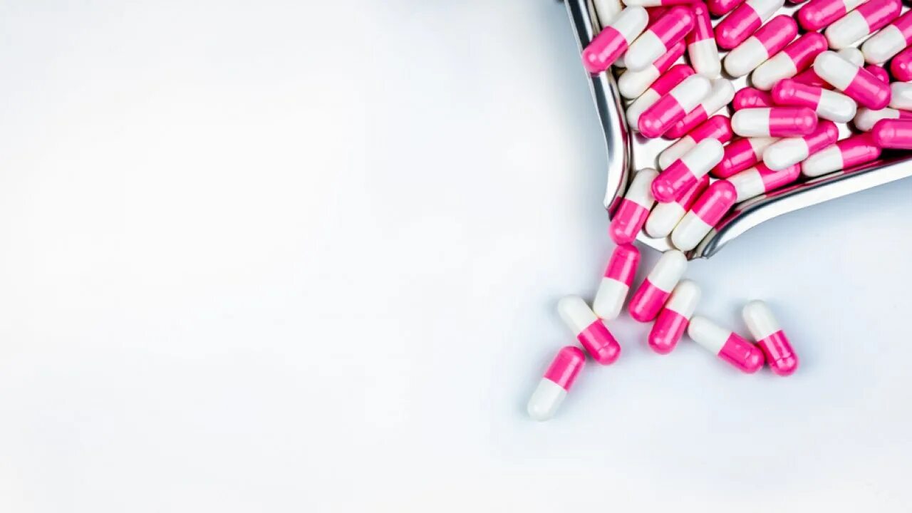 Таблетки на розовом фоне. Бело розовые капсулы таблетки. Лекарства на белом фоне. Аптека фон.