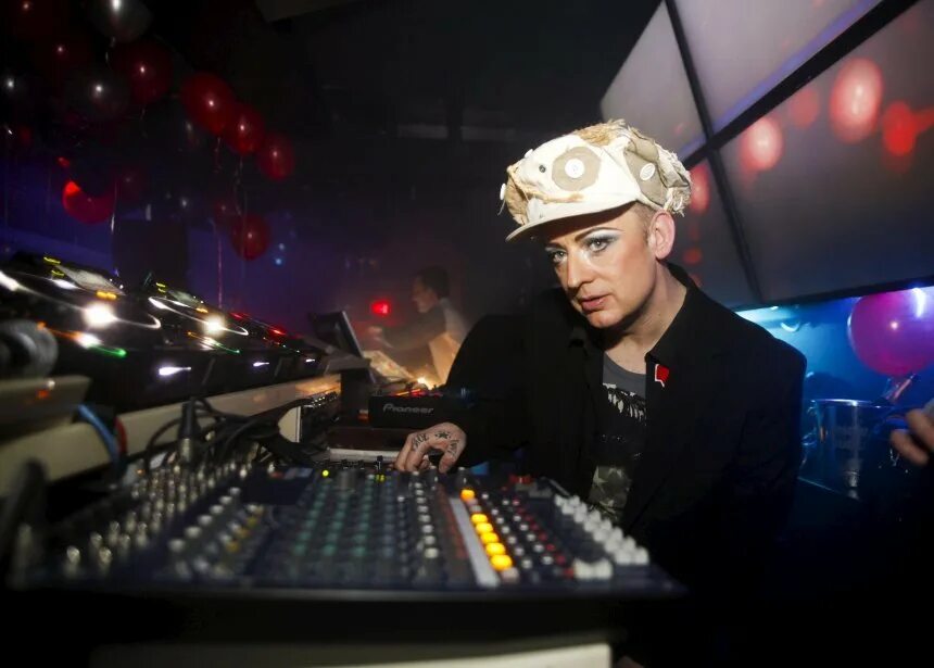 Диджей на фронте. Dj over. Ди-джея африку бамбату. Spirit dj биография одесса. Самый старый диджей в россии.