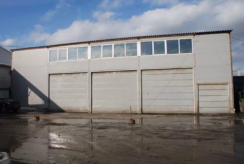 Южнопортовая 15 автосервис. Помещение под грузовой автосервис. Автомобильные ворота под грузовой автосервис. Здание под грузовой автосервис двускатная крыша. Проект грузового автосервиса.