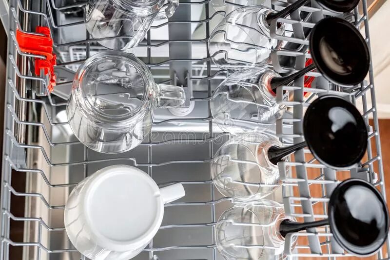 держатель тарелок для посудомоечной машины. как поставить чашки в посудомойку. горшочки в посудомойке. глубокие тарелки в посудомоечной машине. Dishwasher in the shop.