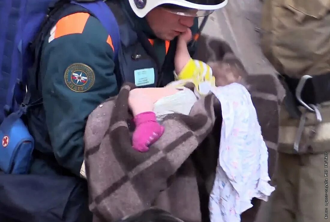 Мальчик под завалами в магнитогорске. Нашли мальчика под завалами. Спасатели землетрясение. Ваня из под завалов в магнитогорске. Нашли мальчика под завалами.