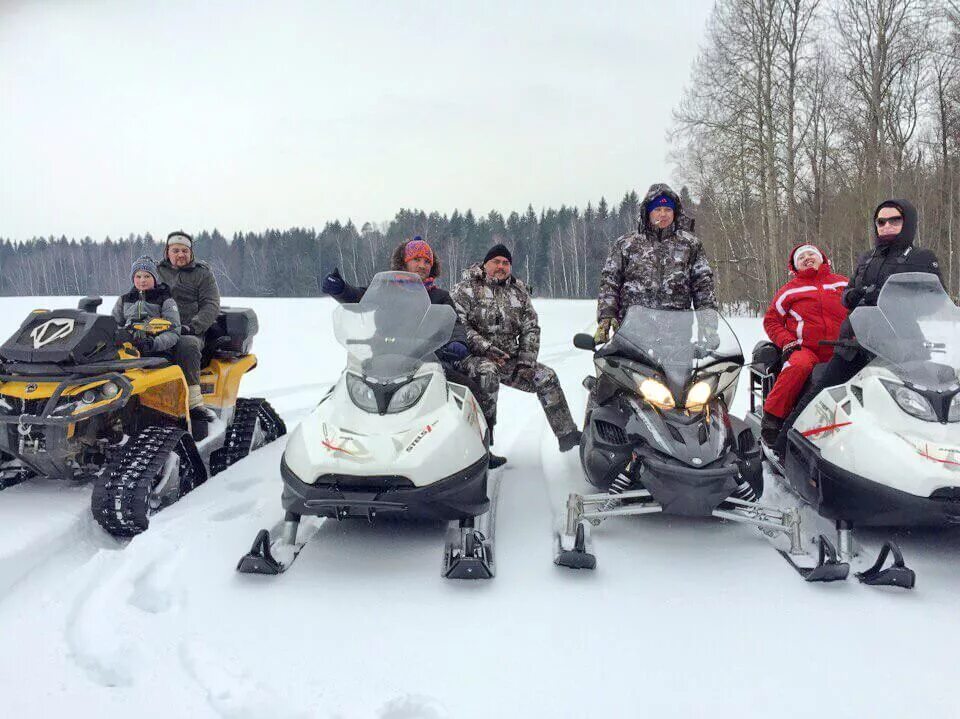 снегоход зимой. прогулка на снегоходах. спортивный снегоход. зимние покатушки на снегоходе. покататься на снегоходах.