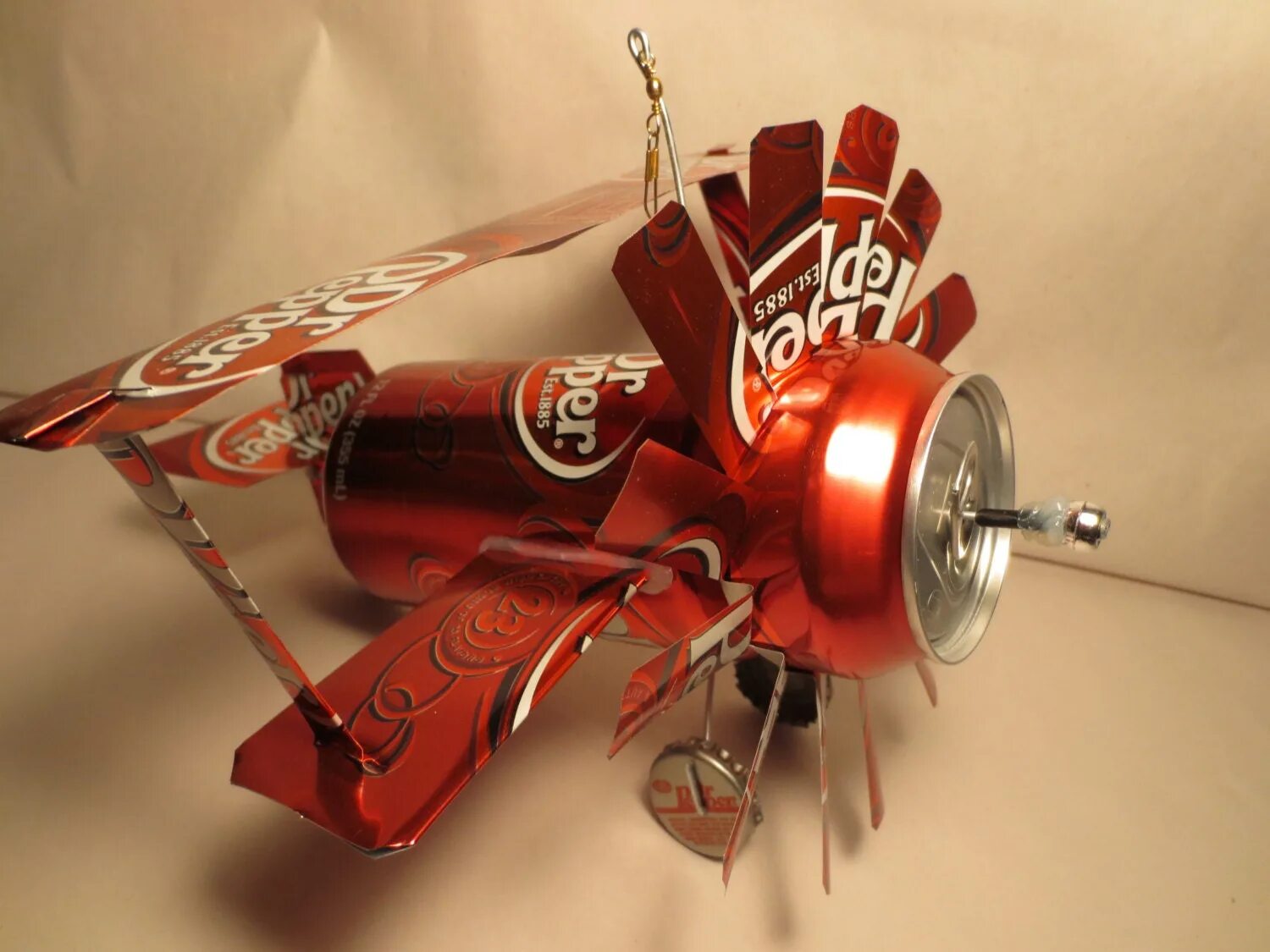 изделия из алюминиевых банок. машинка закаточная форком. железные банки. жестяная ручная. подсвечники из жестяных банок.