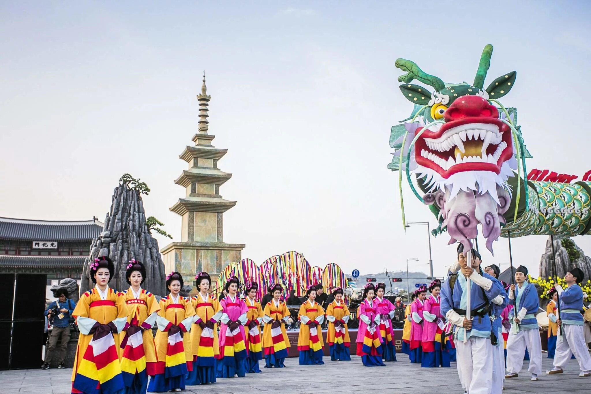 Korean festival. Korean festival. Южная корея чусок. Храм самгвангса, южная корея. Дворец кенбоккун в сеуле ханбоки.