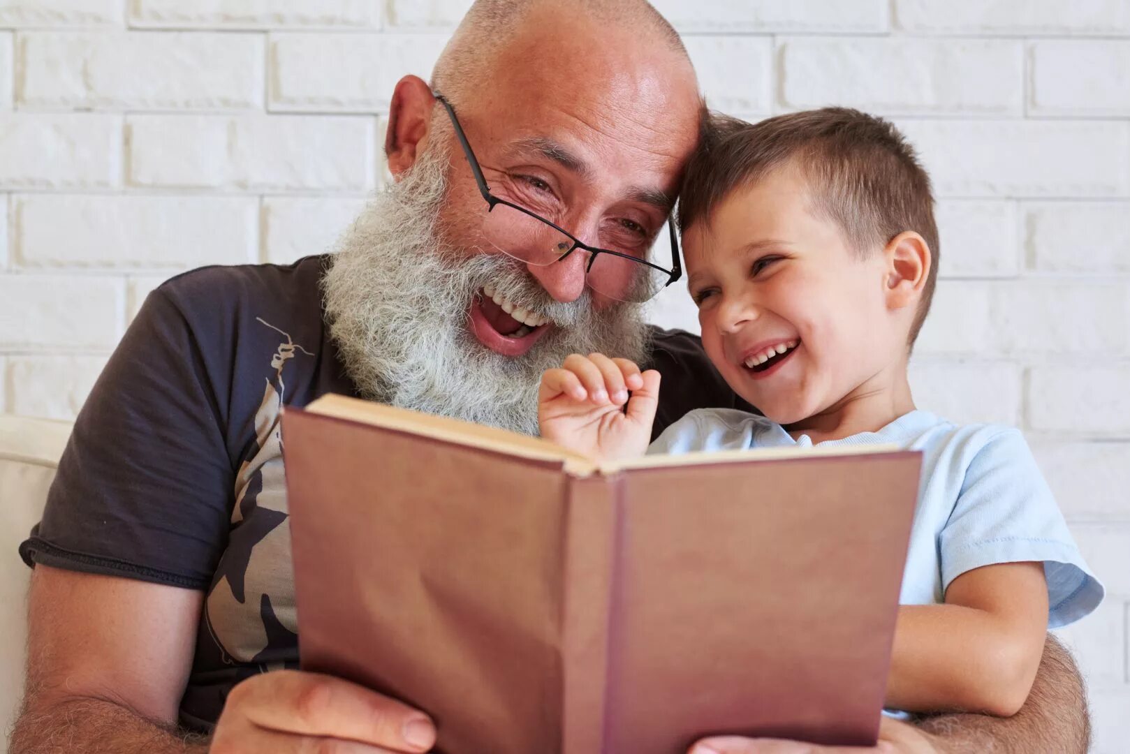 Дед с книгой. Дедушка и внук. Дедушка с книжкой. Дедушка читает. Увидев дедушку люди улыбаются готовы помочь