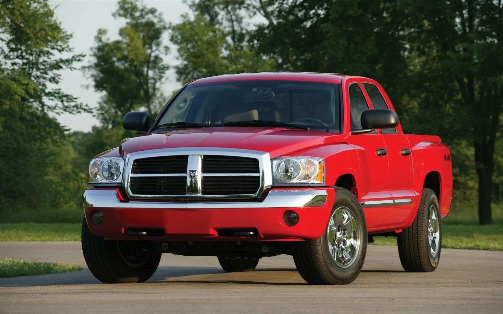 Кто выпускает автомобиль. Dodge Dakota 2006. Додж 2005. Додж джип. Додж 4 дверный.