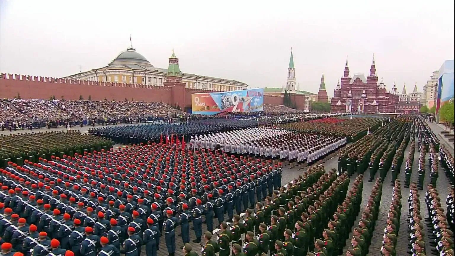 9 май кремль. Парад Победы на красной площади в Москве. Парад Победы на крамсно п. Военный парад на красной площади 9 мая. 9 Мая парад Победы красной площади.