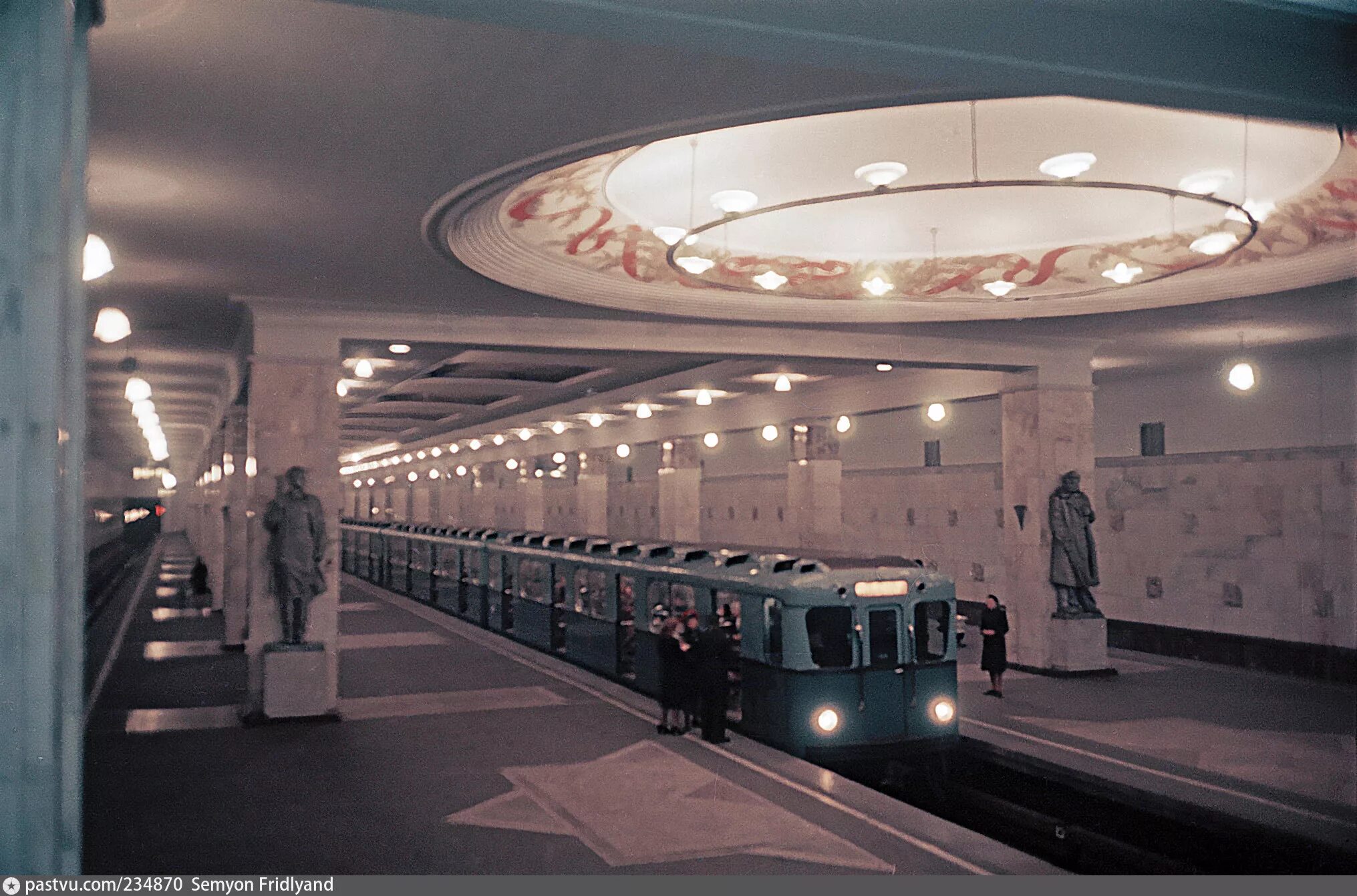 Город советский станция. Измайловский парк Москва станция метро. Станция метро Измайловская. Станция Измайловский парк. Измайловский парк станция метро Москва в СССР.