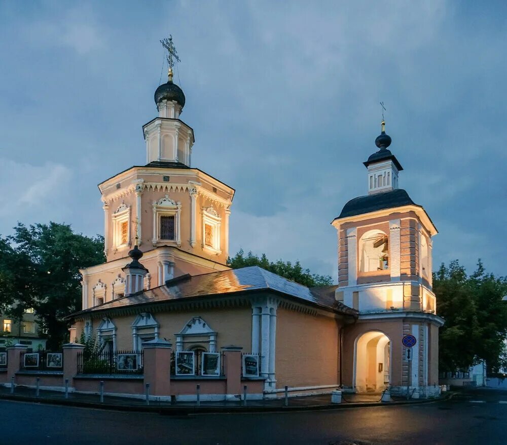 Живоначальная церковь. Храм троицы живоначальной в хохлах. троицкая церковь хохловский переулок. церковь святой троицы в хохлах в москве. троицкая церковь в москве хохловский.