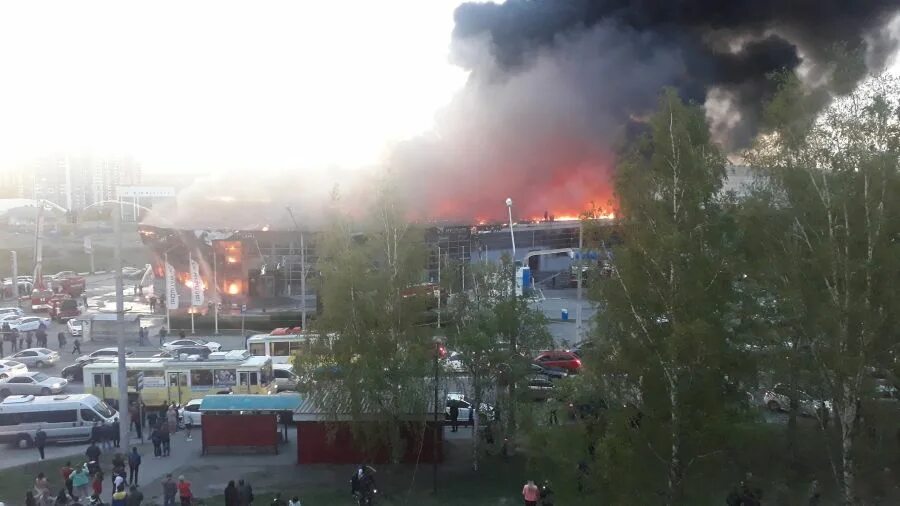 5 канал сегодня кемерово. Взрыв в Кемерово. Взрыв в Кемерово сейчас. Новокузнецк автосалон сгорел.