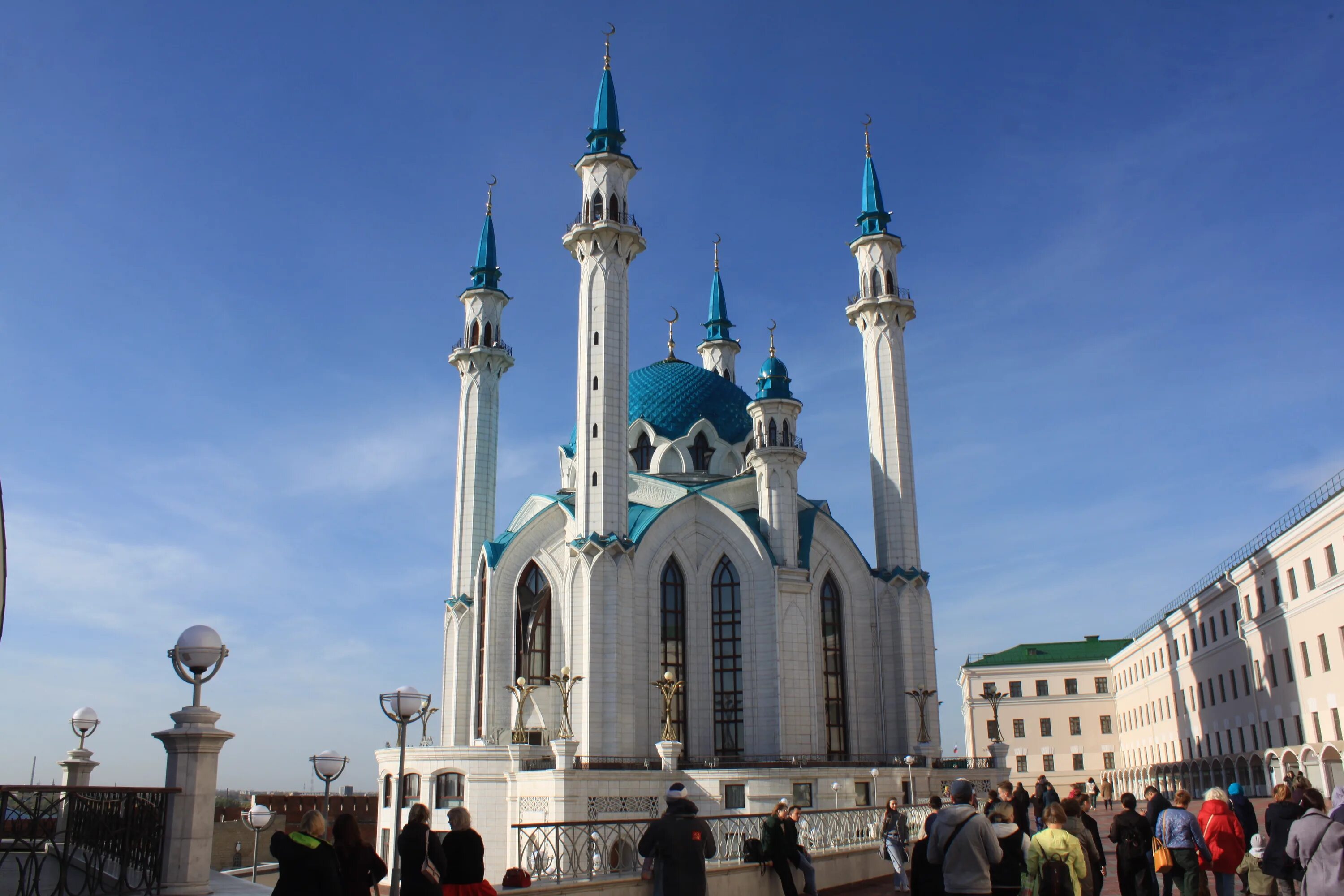 Площади казани названия. Хазине Казанский Кремль. Советская площадь Казань. Казань Кремль Воскресенская башня. Духовская Церковь Казанского Кремля.