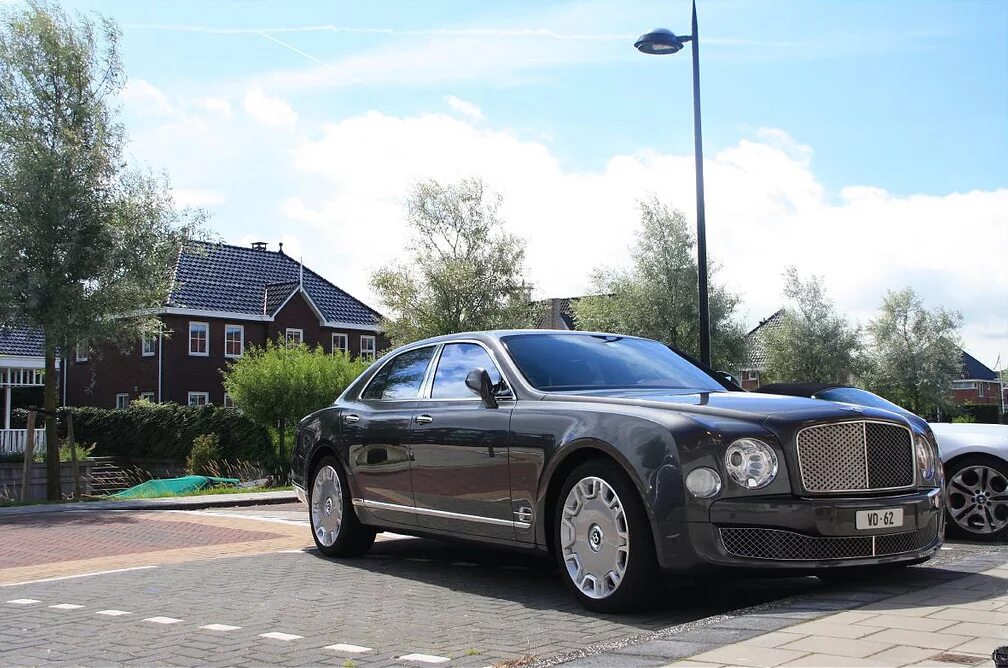 Бентли грей. Бентли 6,75. Серый Бентли Мулсан. Бентли Муллинер r19. Bentley Mulsanne British Racing Green.