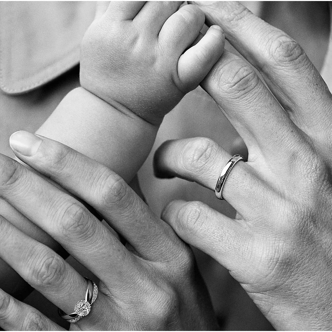 Кольца мама папа. Обручальные кольца на руках. Кольцо влюбленные. Руки влюбленных с обручальными кольцами. Руки с обручальными кольцами картинки.