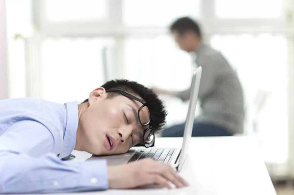 Сон новый телефон. Инэмури в Японии. Сон на рабочем месте в Японии. Японцы спят на работе. Сон на рабочем месте.