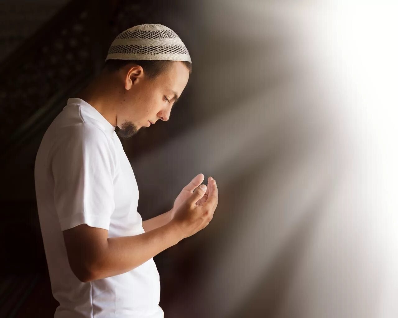 Мусульманин без ушей в рай. Мусульманин молится. Мусульманские мужчины. Наставник мусульманин.