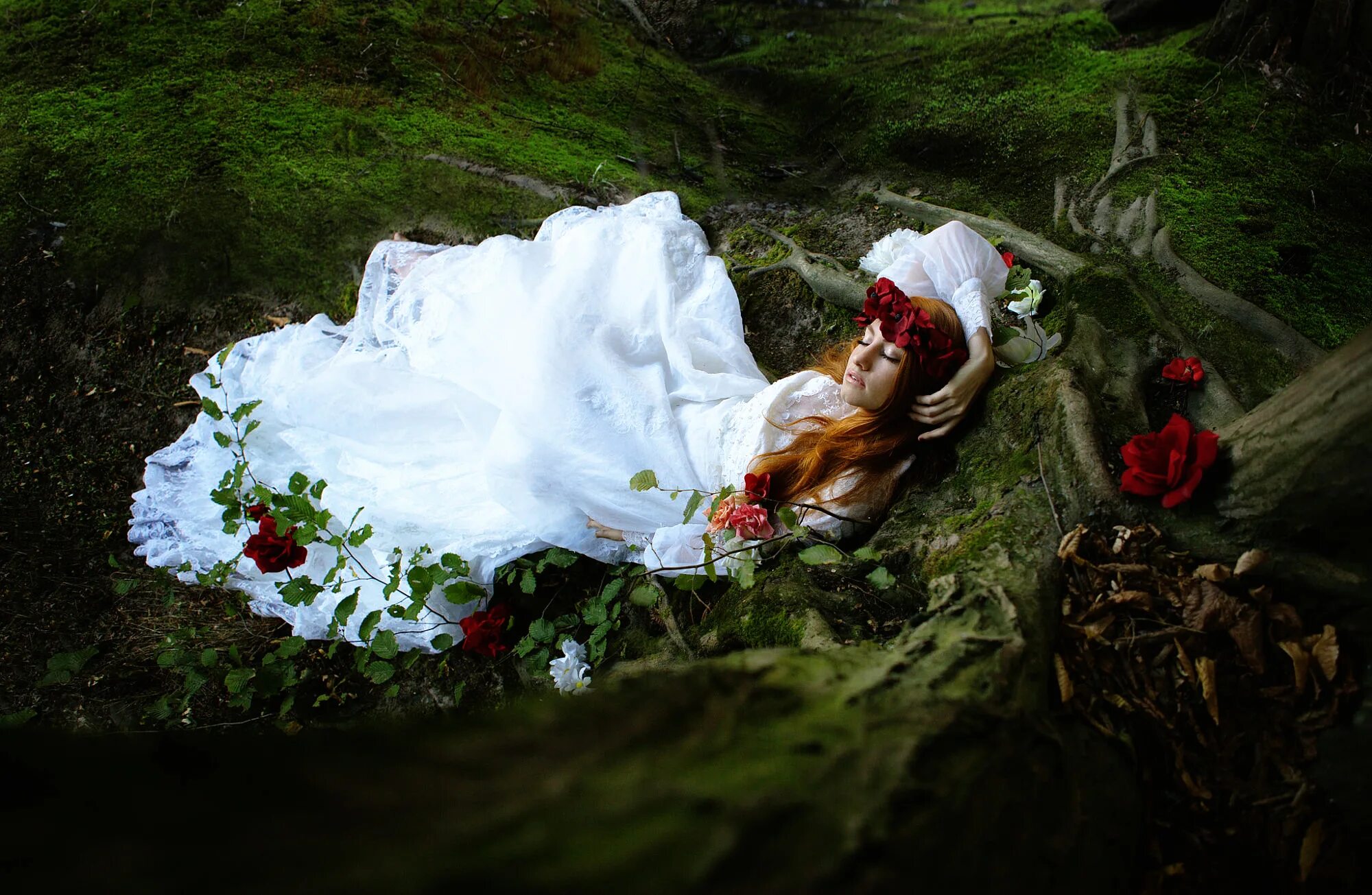 Лесной девичий сон. Фотосессия мох девушка. Девушка с розой в лесу.