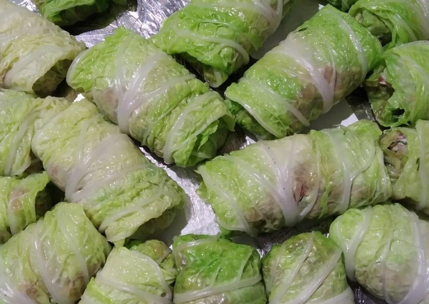 Голубцы мягкая капуста. Голубцы с пекинской капустой. голубцы из пекинской капусты. голубцы уралочка. рулетики в пекинской капусте.