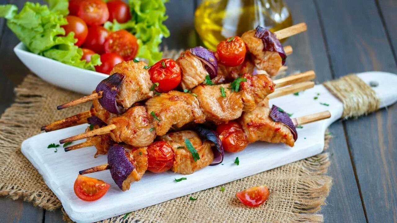 Шашлык из свинины в духовке в фольге. Куриные шашлычки на шпажках. филе брошетт канада. шашлычки из индейки на шпажках. шашлычки из индейки на шпажках в духовке.