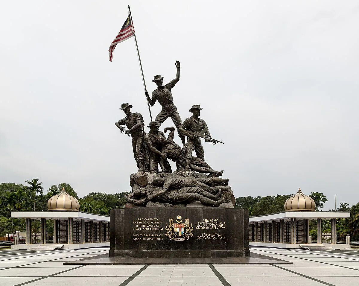 История малайзии. Куала Лумпур статуя. National Monument (Malaysia) Куала-Лумпура. Национальный музей Негара Куала Лумпур. Куала Лумпур памятники.