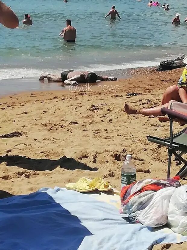 Число утонувших. Люди на пляже. Общественный пляж. Мужчина на пляже.