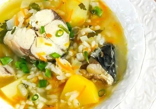 Приготовление супа из скумбрии. Уха из скумбрии. суп из скумбрии. рыбный суп из скумбрии. суп уха из скумбрии.