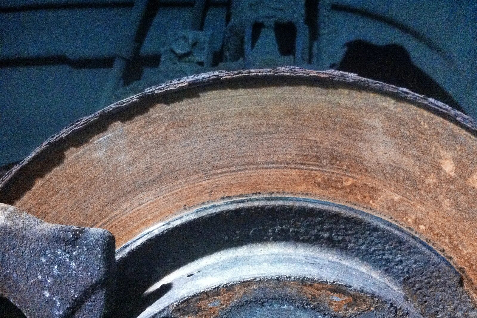 фреттинг коррозия. износ тормозного диска. изношенные детали автомобиля. задиры на шейках коленчатого вала. изнашивание при фреттинг-коррозии.