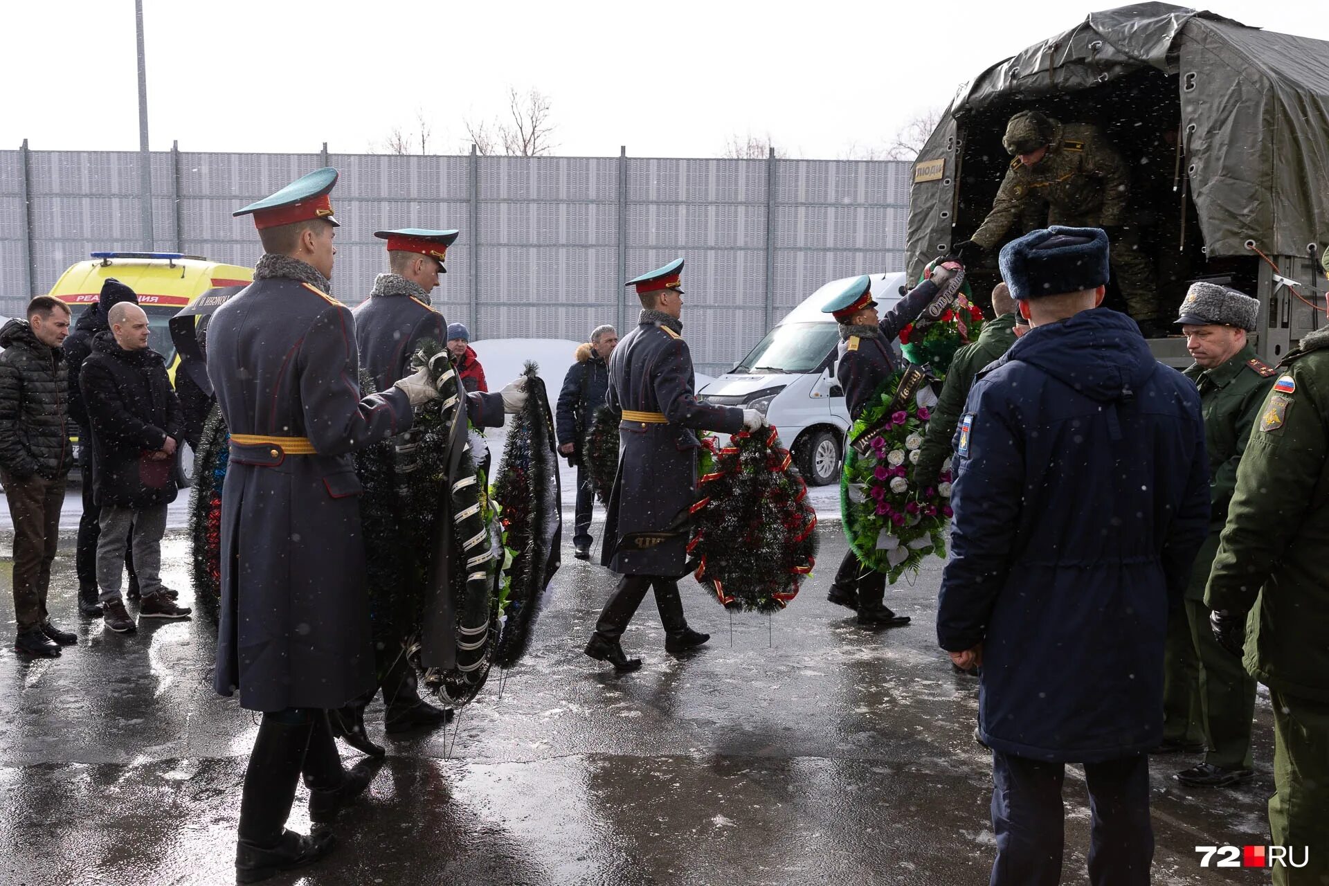 Похороны ивана кулатова ипатово. Похороны военнослужащего. Похороны военнослужащего. Похороны ивана кулатова ипатово. Похороны ивана басургина.