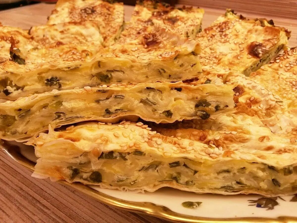 Рецепт пирога из лаваша с сыром. Пирог из лаваша (с сулугуни, укропом и картошкой). пирог из лаваша с сыром в духовке. пирог из лаваша с зеленью. сырный пирог из лаваша в духовке.