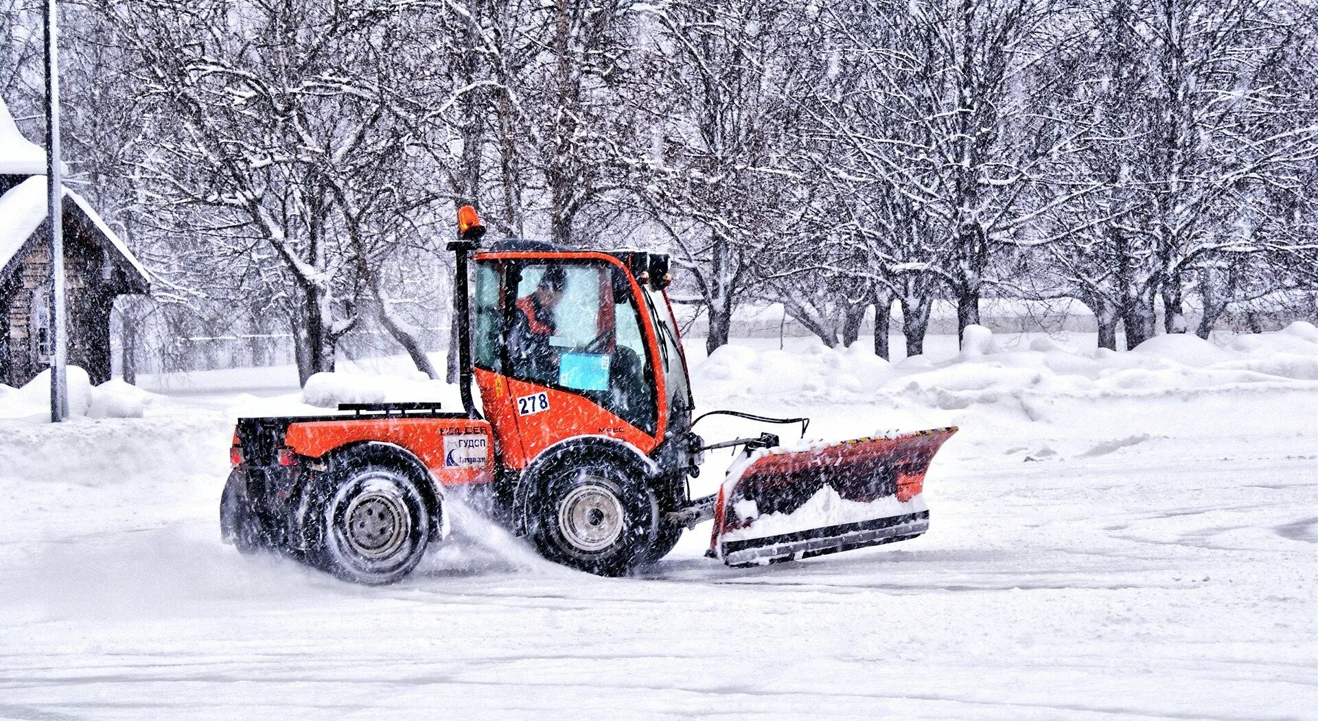 Игра трактора чистят снег. Снегоуборочный Bobcat трактор Bobcat. Трактор МТЗ 82 уборка снега. Дрифт на тракторе. Трактор МТЗ-80 уборркаснега.