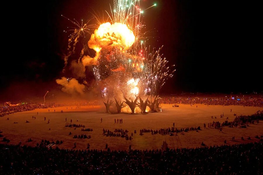 Сон сжечь человека. Фестиваль в пустыне Невада Burning man. Бернинг Мэн фестиваль сожжение. Бернинг Мэн 2023. Бернингмен фестиваль инсталляции.