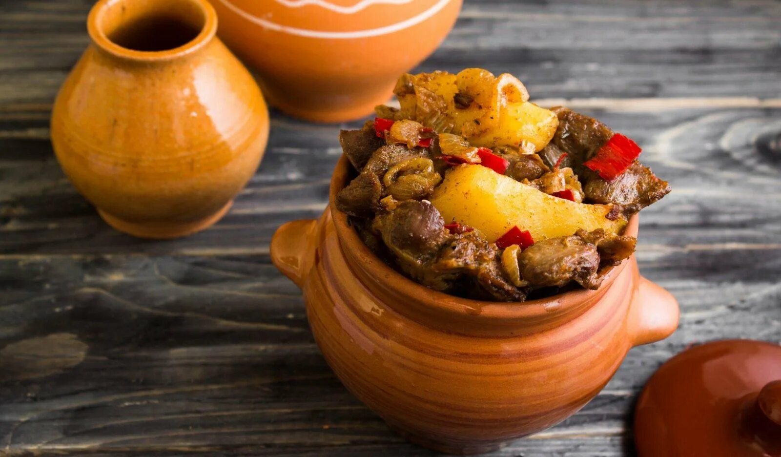 чанахи в горшочках в духовке. блюда в глиняном горшке. подача блюд в горшочках. картошечка в горшочках в духовке. жаркое в горшочках.