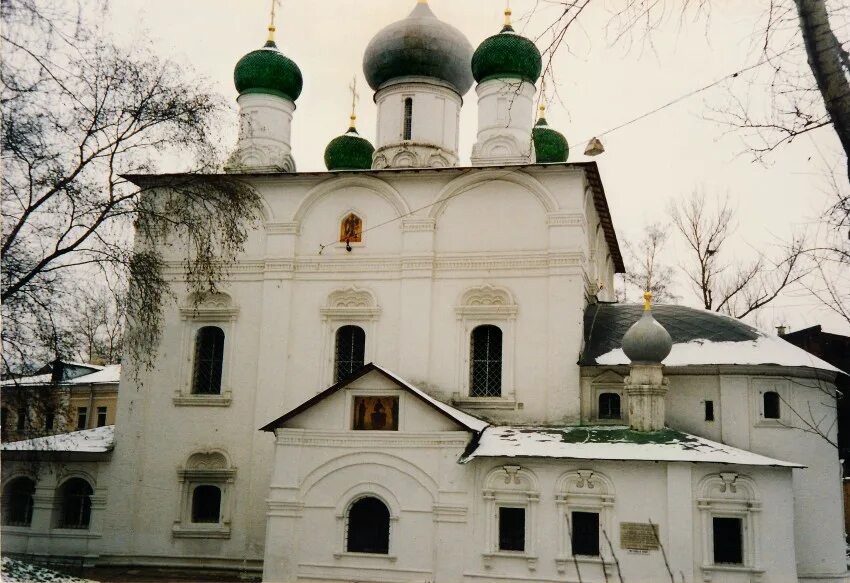 Сретенский монастырь храм сретения владимирской иконы божией матери. Сретенский мужской монастырь. Храм сретенского монастыря в москве. Сретенском монастыре адрес. Сретенский монастырь парк.
