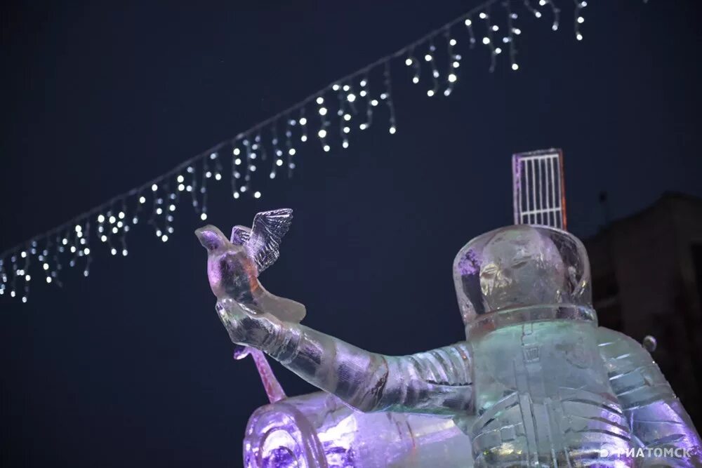 Хрустальный человечек. Космонавт рукавишников томск. хрустальные скульптуры. хрустальный человек скульптура. в москве хрустальная скульптура.