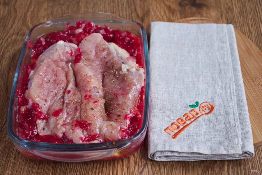 Стейк из индейки под клюквенным соусом. Индейка с брусничным соусом. Индейка с брусничным соусом. Брусничный соус к мясу. Филе индейки с брусничным соусом.