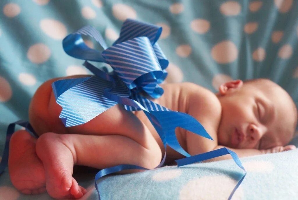 Где мальчик беременный. Фотосессия беременной мальчиком. Беременный мальчик. Беременные мальчишки. Новорожденный с голубой лентой.