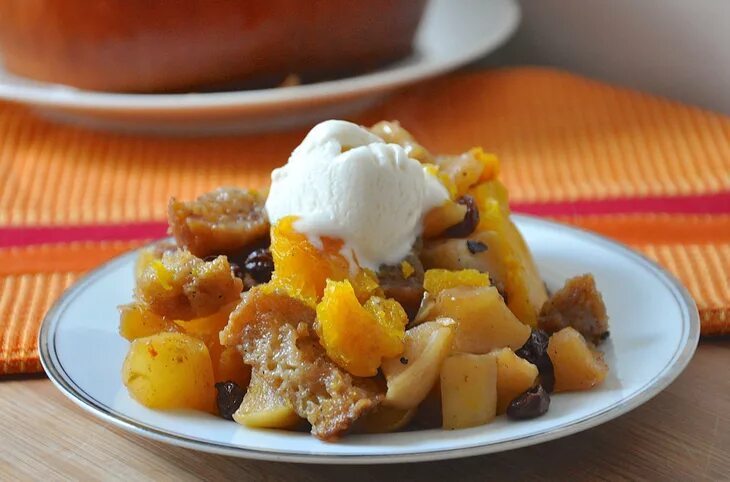 Печеная тыква. Тыква в духовке кусочками. Тыква запечённая в духовке с мёдом и яблоками. Тыева запеченная с яблока. Тыква с изюмом.