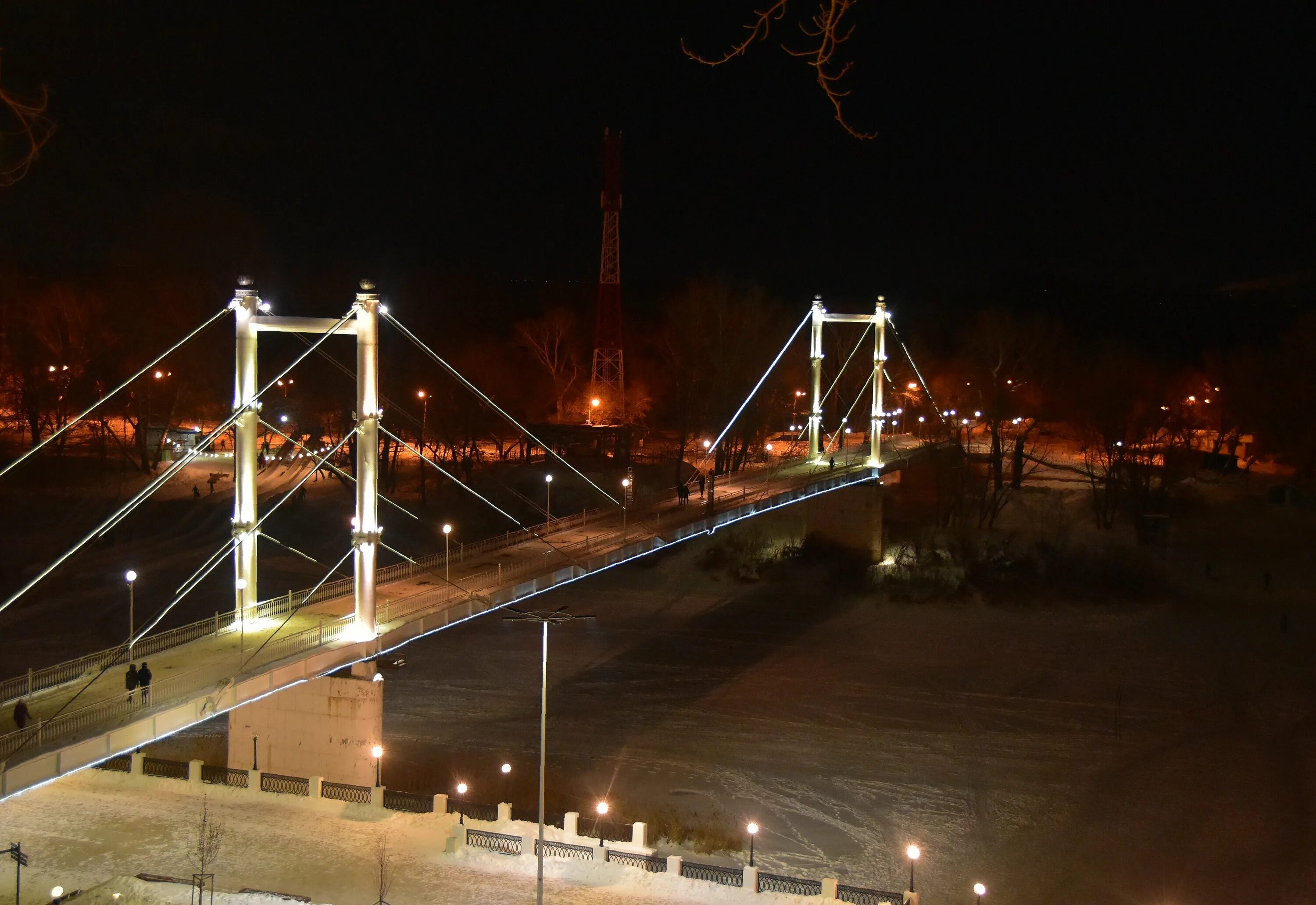 Пешеходный мост Европа-Азия Оренбург. Мост Европа Азия Оренбург ночью. Оренбург мост через Урал ночью. Мост Европа Азия Оренбург 2023.
