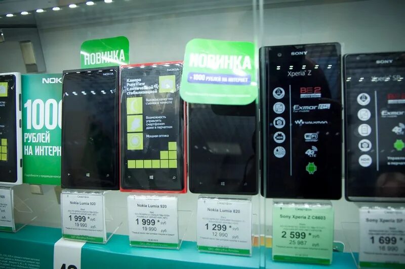 Смартфоны техно в днс. Смартфон в салоне мегафон. смартфоны в салоне связи мегафон. ценник мегафон. мегафон салон связи каталог телефонов.