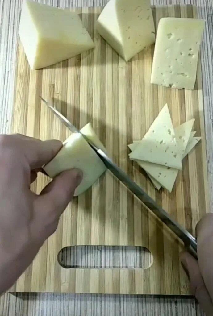 Как порезать сыр из треугольного куска. Нарезать сыр треугольником. сыр нарезанный.