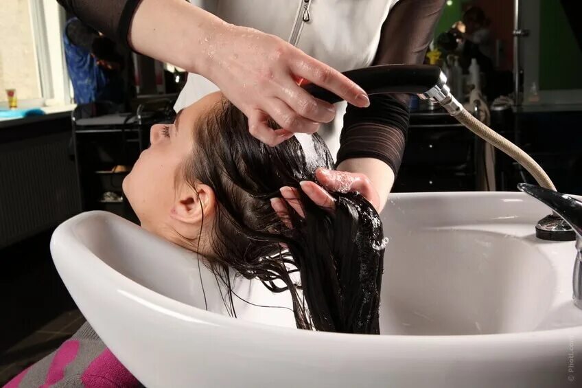 Мытье головы. Мытье волос в парикмахерской. Мытье головы в салоне красоты. Смывание краски с волос в парикмахерской.
