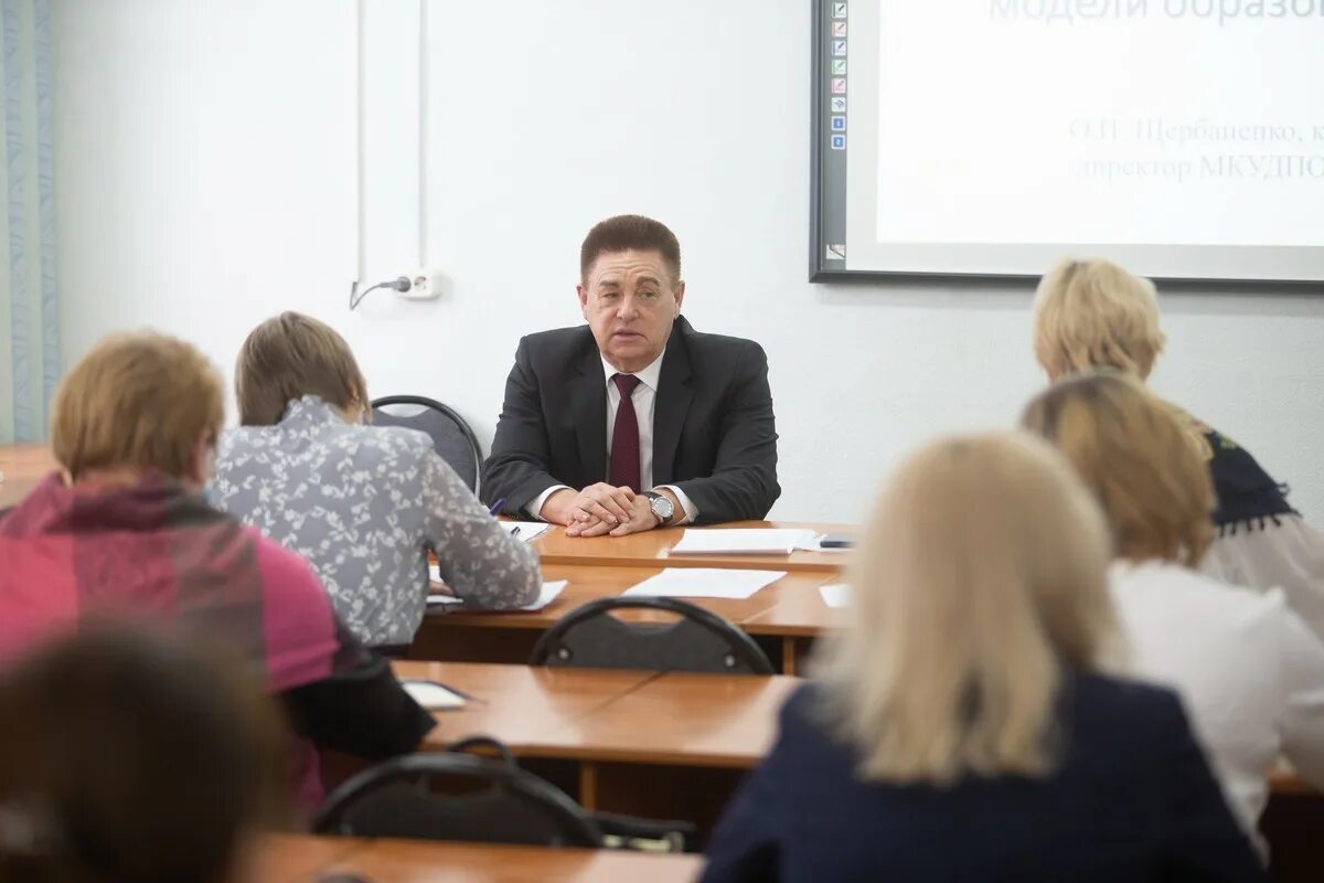 Фото совещания в офисе. Руководитель образовательных проектов. I crew management менеджер. Собрание людей. Профстандарт руководителя образовательной организации 2021.